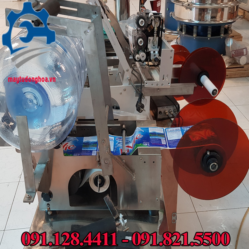 MÁY DÁN TEM NHÃN BÁN TỰ ĐỘNG, MÁY DÁN TEM  CHAI Máy dán tem nhãn thực tế tại công ty